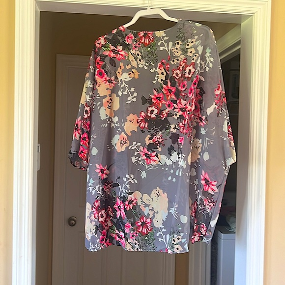 🌸NWOT🌸Floral Print Loose Shawl Kimono Cardigan Size 2XL Gray/Colorful Flowers - Picture 2 of 2